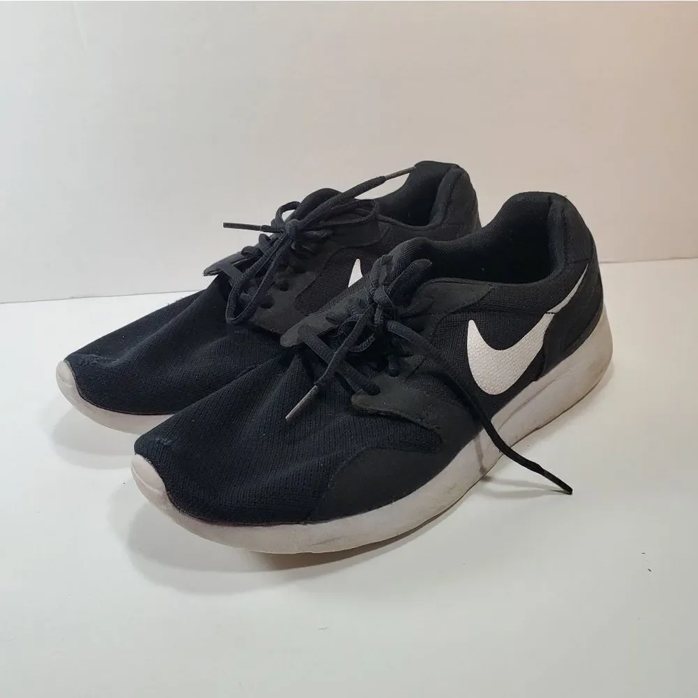 NIKE black tennis shoes